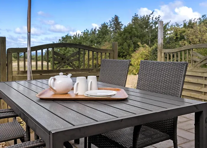 2 Bedroom Gorgeous In Apartment *